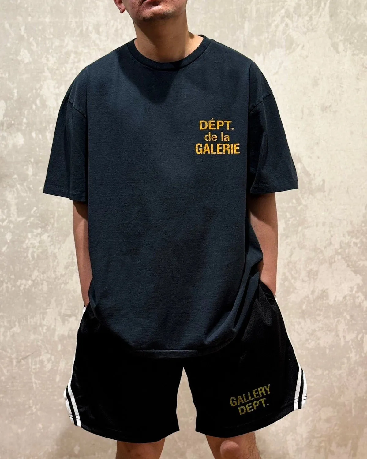 GALLERY DEPT. VENICE COURT SHORTS English mesh shorts Logo webbing wide-leg basketball shorts Black and white S-XL Original molding Loose wide-leg version American boys' first choice Breathable mesh fabric Superimposed soft material inside Comfortable and easy to match Custom-woven original consistent webbing/main mark/component wash mark Details are enlarged to follow